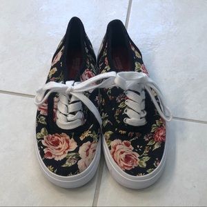 Black Flower Patterned Flat Tennis Shoes